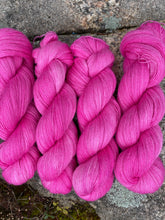 Last inn bildet i Galleri-visningsprogrammet, Pink in the Middle - Cashmere Lace
