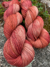 Last inn bildet i Galleri-visningsprogrammet, Autumn Red - Yakgarn Lace
