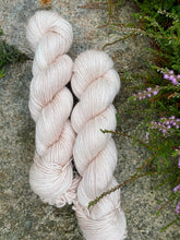Last inn bildet i Galleri-visningsprogrammet, Blyge Blomar - Tykk silkeull
