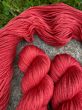 Last inn bildet i Galleri-visningsprogrammet, Rød Høstrose - Tykk silkeull
